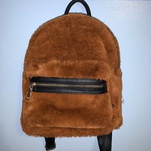 BROWN FURRY BACKPACK 🤎💛